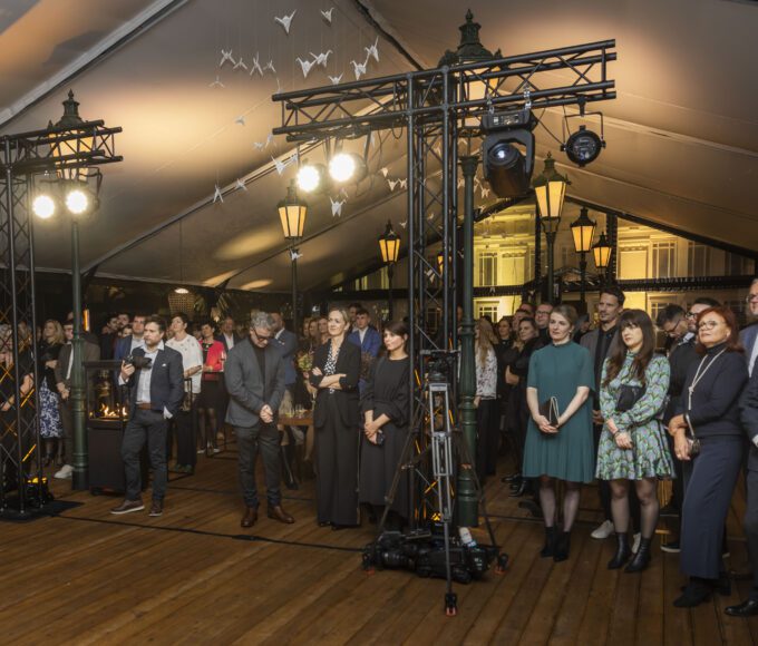 Přátelé hodinek Robot se sešli na večeru plném legend