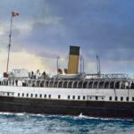 V popředí Nomadic, vzadu Titanic