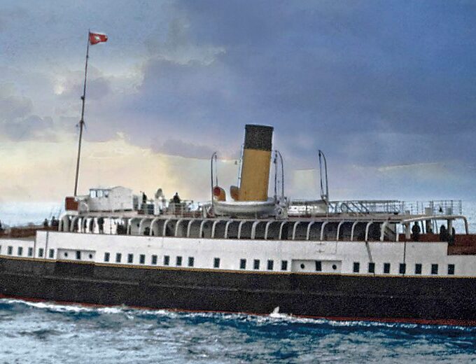 V popředí Nomadic, vzadu Titanic