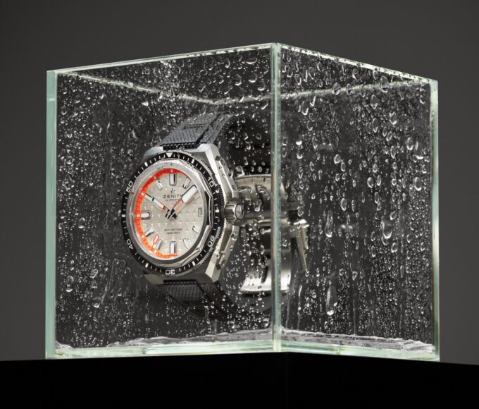 Možná symbolika. Takhle se kdysi prokazovala voděodolnost časomír