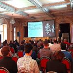 Plný přednáškový sál