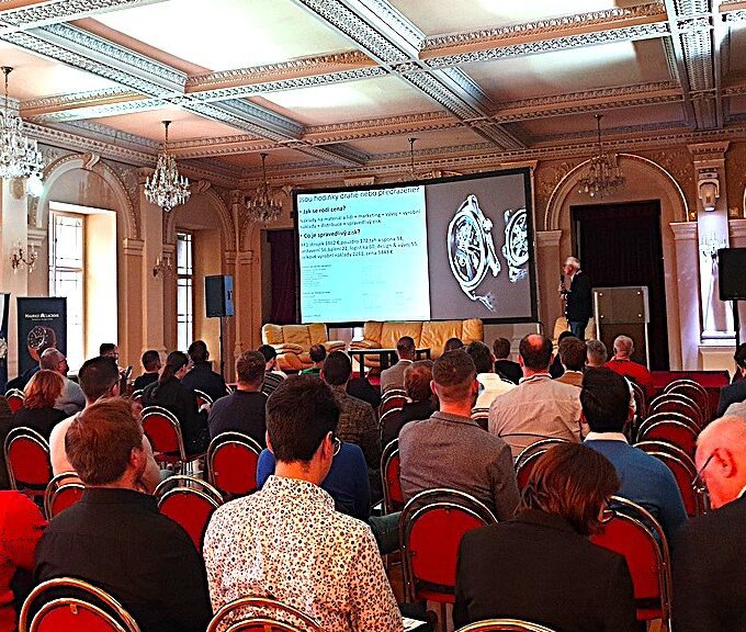 Plný přednáškový sál